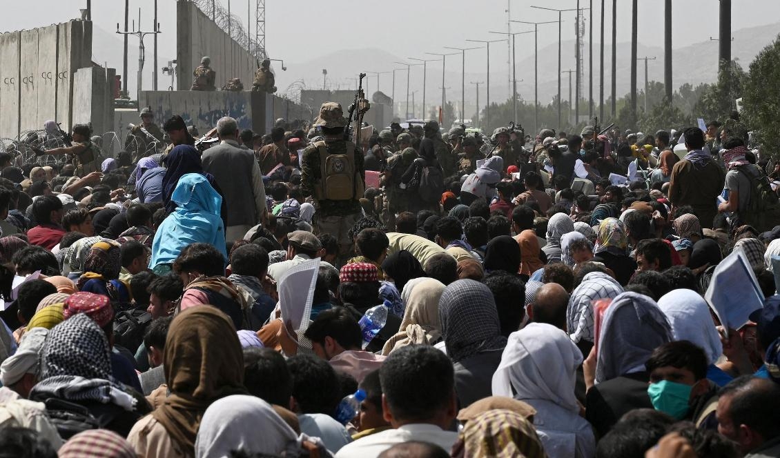 Afghaner väntar på att evakueras av amerikanskt flyg utanför den militära delen av Kabuls flygplats, den 20 augusti. Foto: WAKIL KOHSAR/AFP via Getty Images