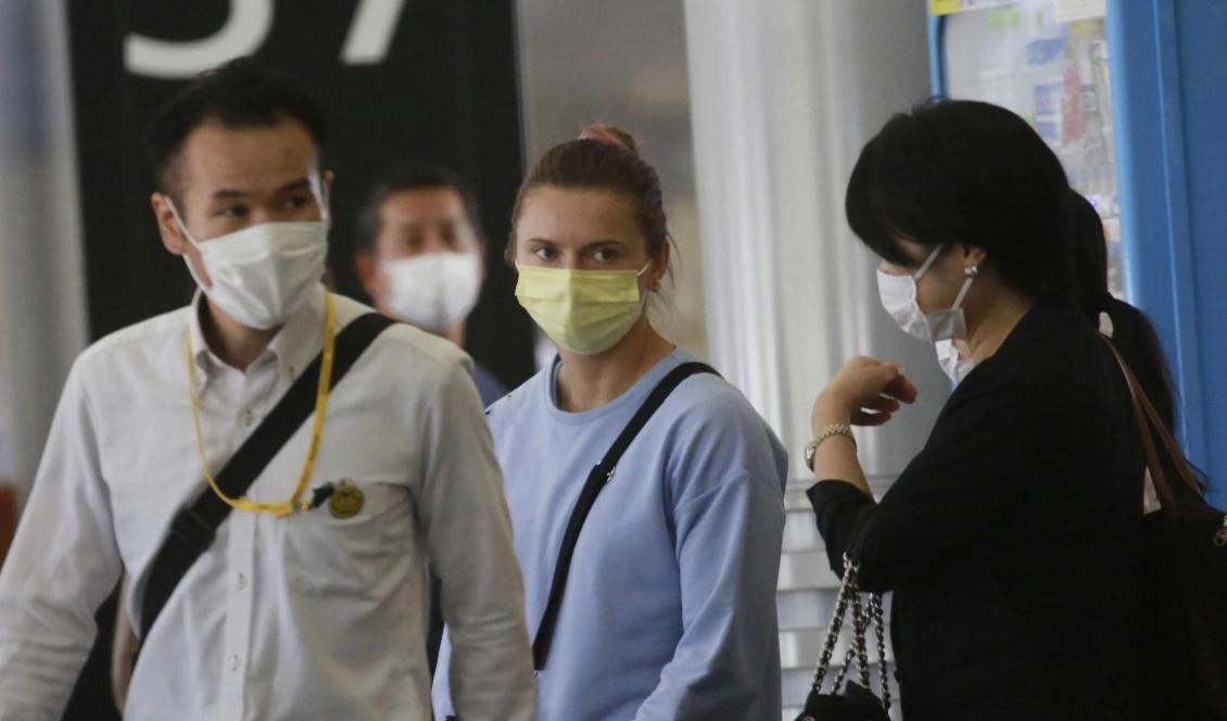 Säkerhetspådraget var stort när den belarusiska friidrottaren Kristina Timanovskaja lämnade Tokyo på onsdagen. Foto: Koji Sasahara/AP/TT