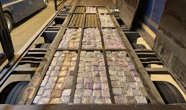 
Tre män åtalas efter att tullen hittat 308 kilo cannabis under golvet på en lastbil. Foto: Tullverket                                            