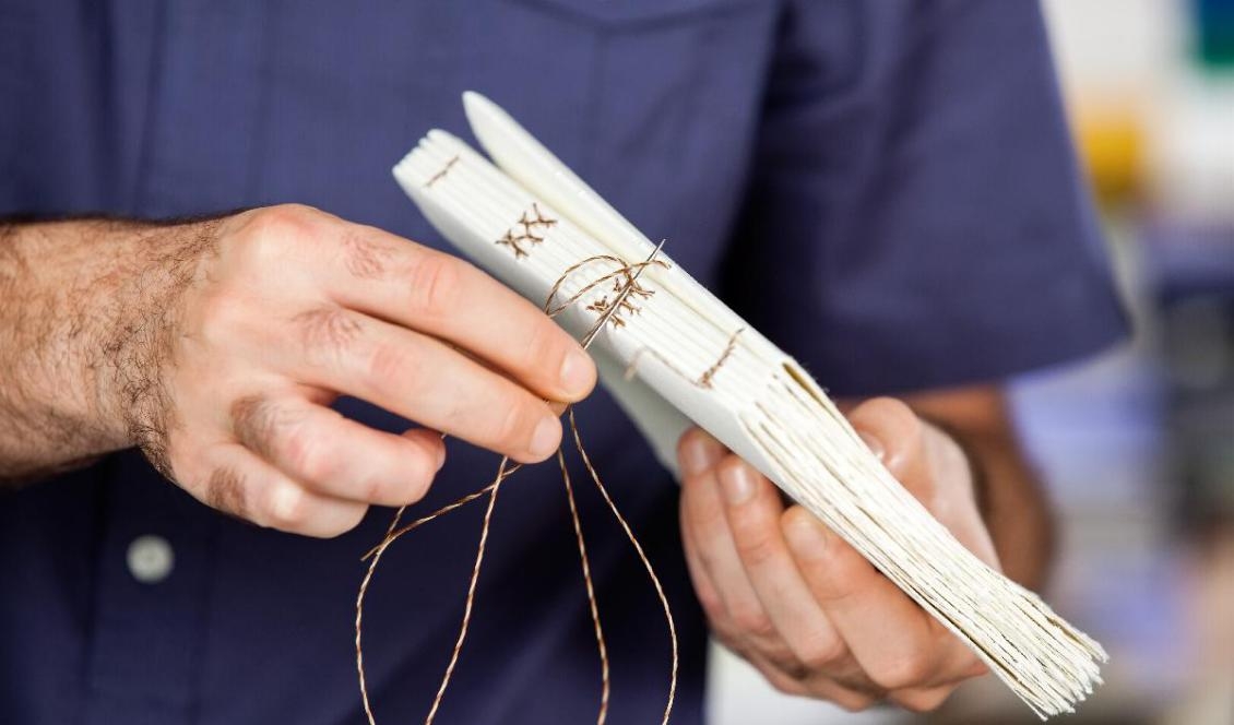 


Vi kan inte på djupet förstå hantverk och skapande utan att utöva det. För att behålla detta kulturarv krävs att vi i samhället har yrkesverksamma hantverkare inom de äldre traditionerna. Foto: Tyler Olson                                                                                                                                    