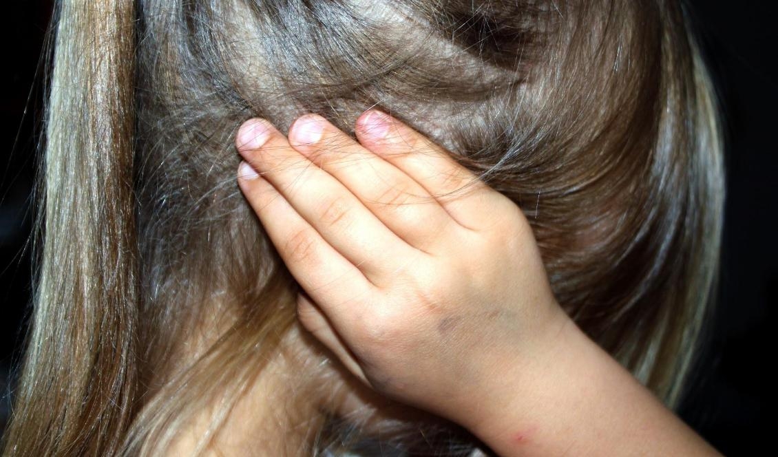 En undersökning visar att många vuxna som känt oro för ett barn som vet eller misstänker far illa sitt hem inte vet hur de ska agera i en sådan situation. Foto: Ulrike Mai