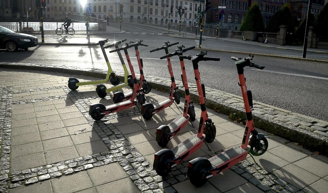 Elsparkcyklar i kvällssol på Riddarhustorget i Gamla stan. Arkivbild. Foto: Janerik Henriksson/TT