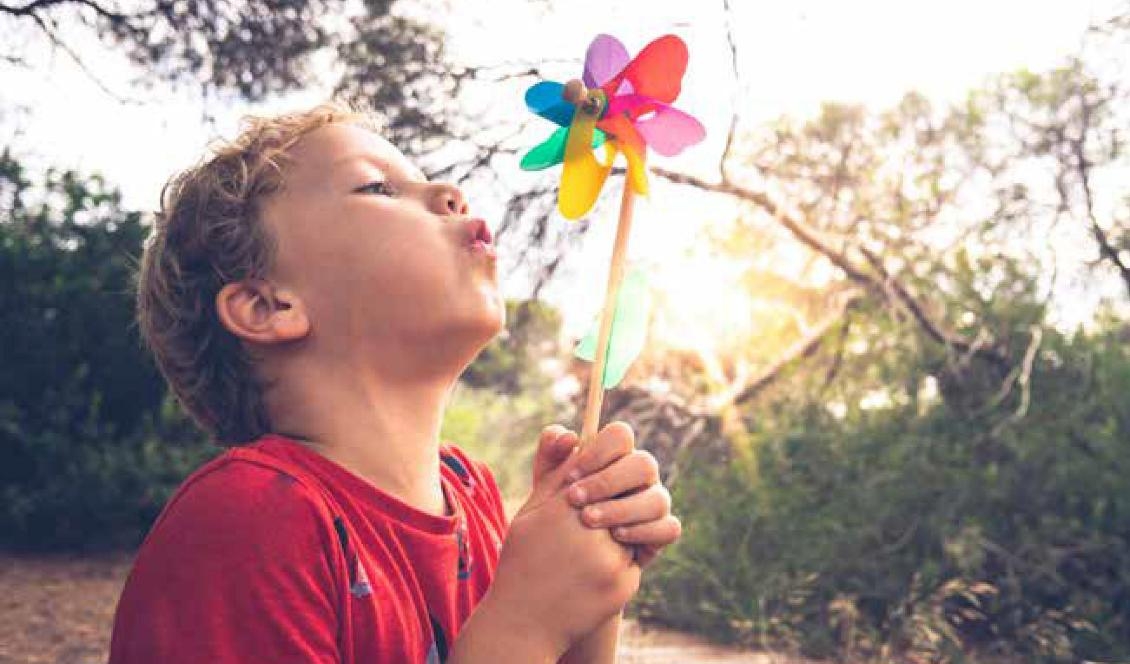 

Även yngre barn kan lära sig förstå grundläggande fysik och kemi. Foto: Joaquin Corbalan P/Shutterstock                                                                                        