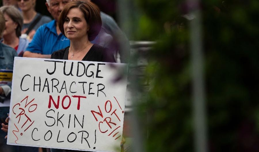 



En kvinna håller upp en skylt under en demonstration mot kritisk rasteori (CRT) som lärs ut i skolor i Loudoun County Government Center i Leesburg, Virginia den 12 juni 2021. Foto: Andrew Caballero-Reynolds/AFP via Getty Images                                                                                                                                                                                