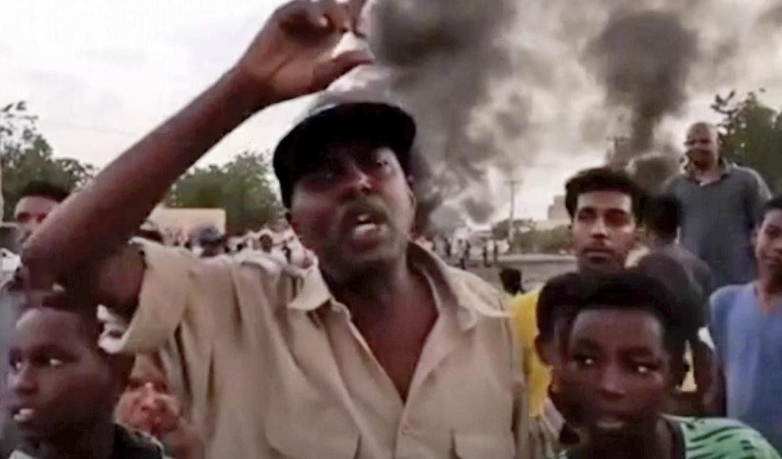 Gatuprotester i Khartoum efter uppgifterna om kuppen. Foto: AP/TT