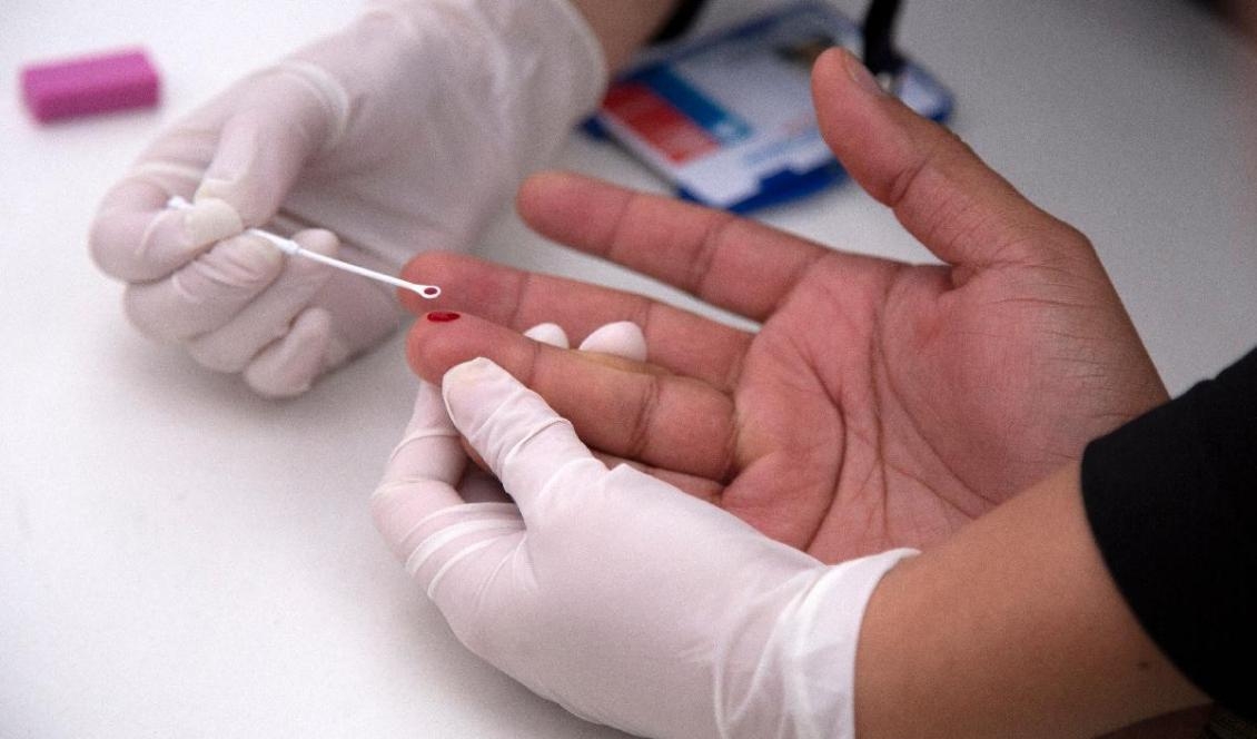 
En man testas för HIV i Santiago i Chile, 2018. Myndigheterna vill uppmuntra till skyddat sex då smittan ökat drastiskt i landet. Foto: Claudio Reyes/AFP via Getty Images                                            