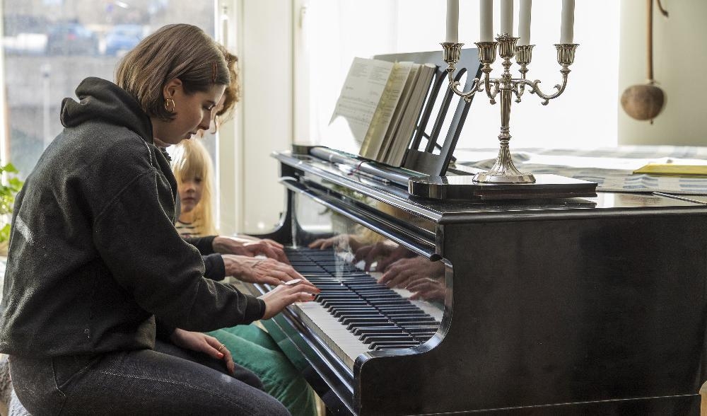 
Musik kan spela en avgörande roll för människor som mår dåligt. Både när det gäller att lära sig sociala samspel och för psykiskt läkande. Foto: Musikbojen                                            