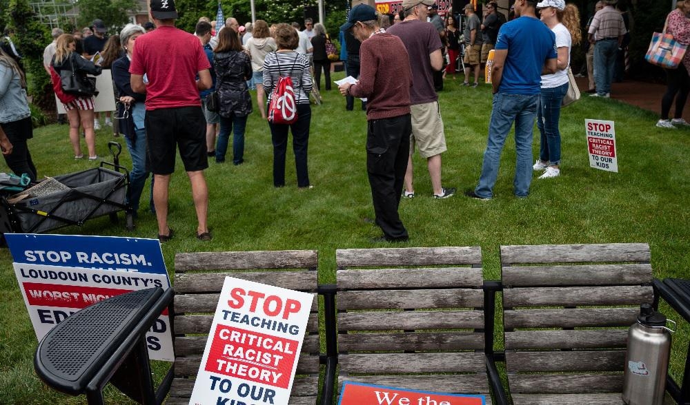 
​​Skyltar på en bänk under en demonstration den 12 juni 2021 mot "kritisk rasteori" (CRT) som lärs ut i skolor vid Loudoun County Government Center i Leesburg, Virginia, i USA. Foto: Andrew Caballero-Reynolds/AFP via Getty Images                                            
