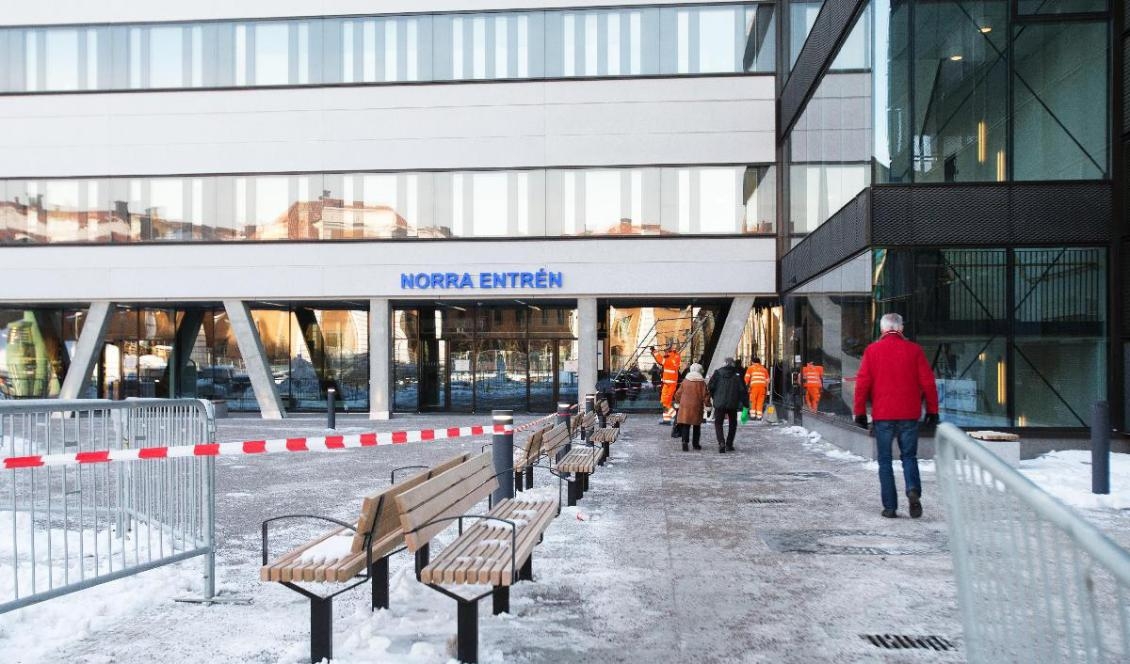 
Är det inte underligt att den breda politiska mitten inom sjukvårdspolitiken verkar bestå av samtliga riksdagspartier? Universitetssjukhuset i Linköping. Foto: Jeppe Gustafsson                                            