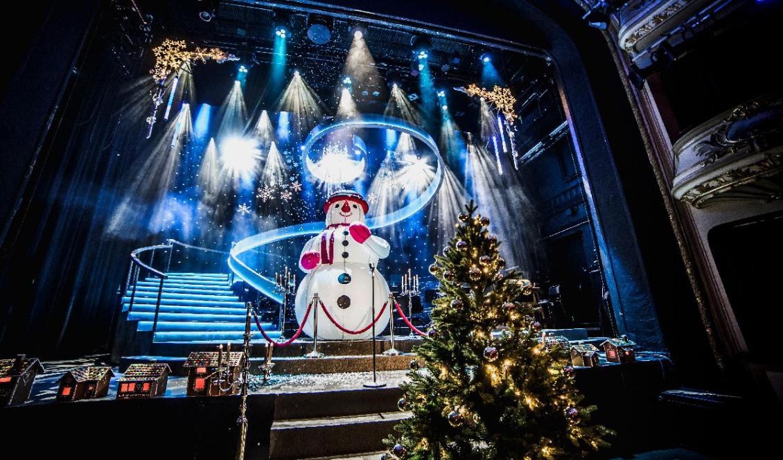 
Julvandringen avslutas i teatersalongen med en stor snögubbe på scen och snöflingor som singlar ner från taket. Foto: Wermland Opera/Olle Renklint                                            