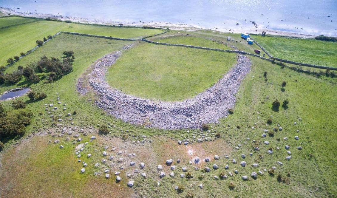 
Sandby borg ligger på Ölands östra sida och lämnades orörd efter att en massaker ägt rum på 400-talet. Något gjorde att ingen vågade plundra skatterna. Foto: Sebastian Jakobsson                                            