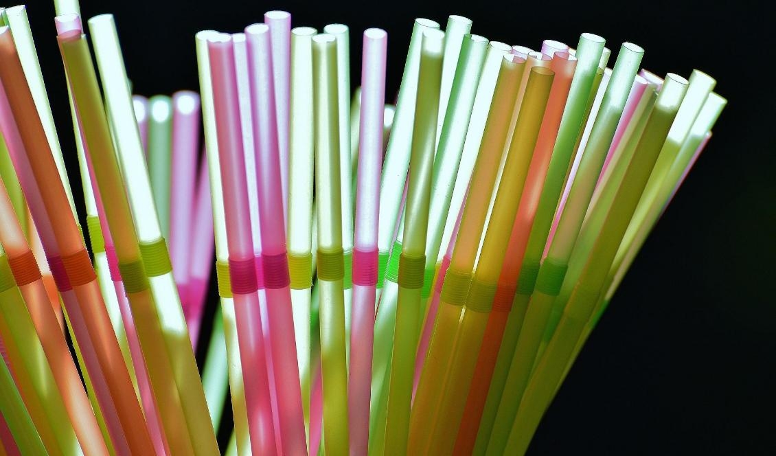 
En mängd nya lagar träder i kraft under 2022. Bland annat blir det förbjudet att använda sugrör som består av mer än 15 procent plast. Foto: Alexas Fotos                                            