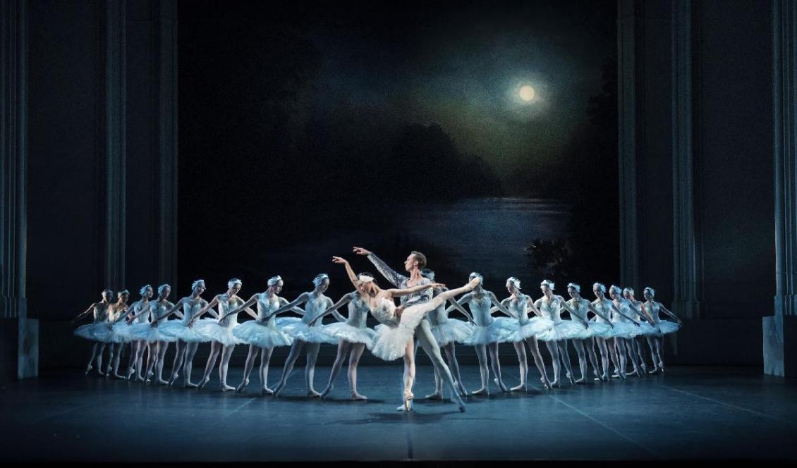 

Nurejevs Svansjön med Kungliga Baletten. Odette – Haruka Sassa. Prins Siegfried – Daniel Norgren-Jensen. Foto: Carl Thorborg/Kungliga Operan                                                                                        