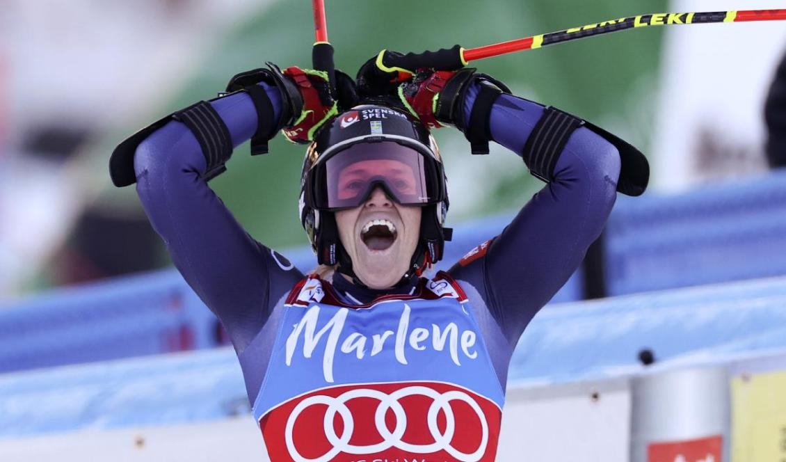 

Sara Hector i målgången i Kronplatz. Foto: Alessandro Trovati/AP/TT                                                                                        