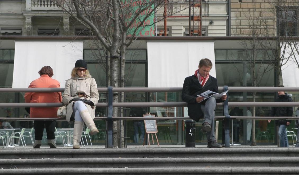 Enligt statistiken känner sig många svenskar ensamma. Vad är det som gör att så många inte känner att de har djupa och meningsfulla relationer? Foto: Ben Molyneux