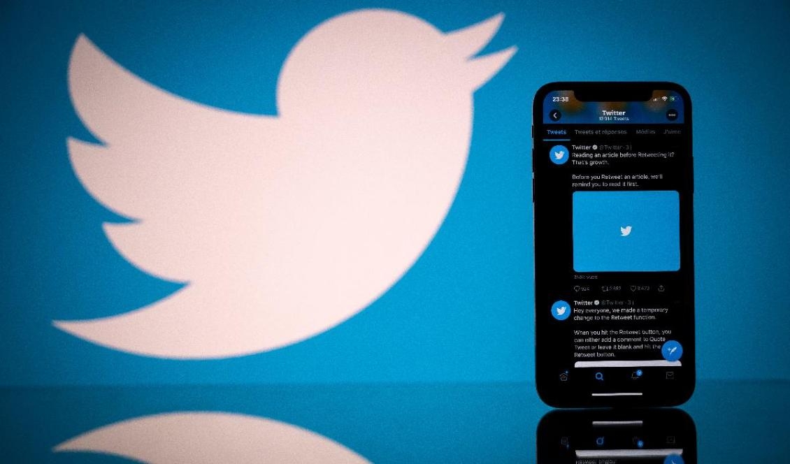 
Den politiskt viktiga sociala medieplattformen Twitters logotyp. Företaget går nu vidare med en kontroversiell funktion. Foto: Lionel Bonaventure/AFP via Getty Images                                            