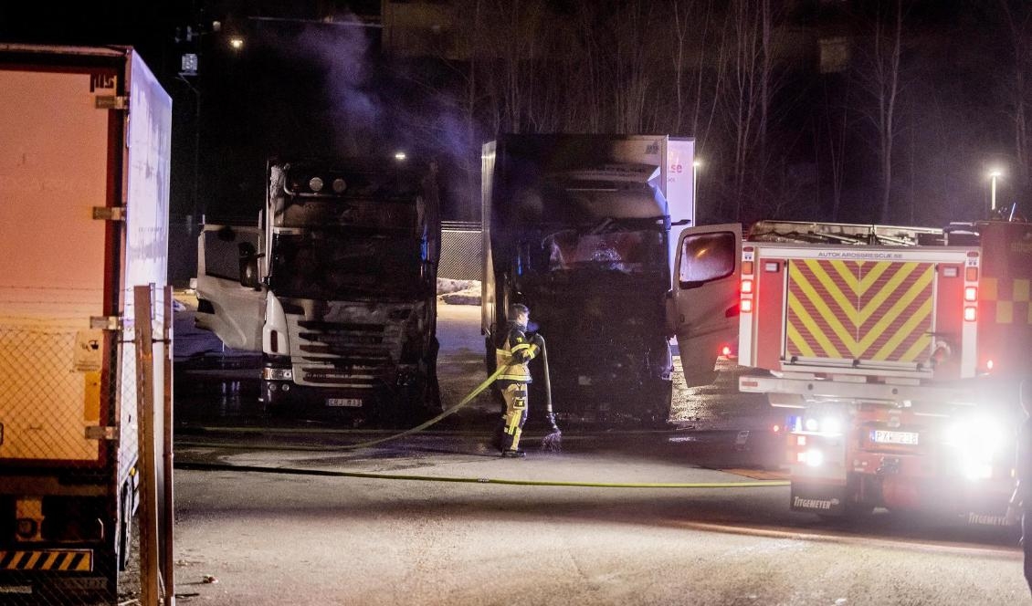Det har brunnit i flera fordon vid en flyttfirma i Borås. Foto: Johan Valkonen/TT