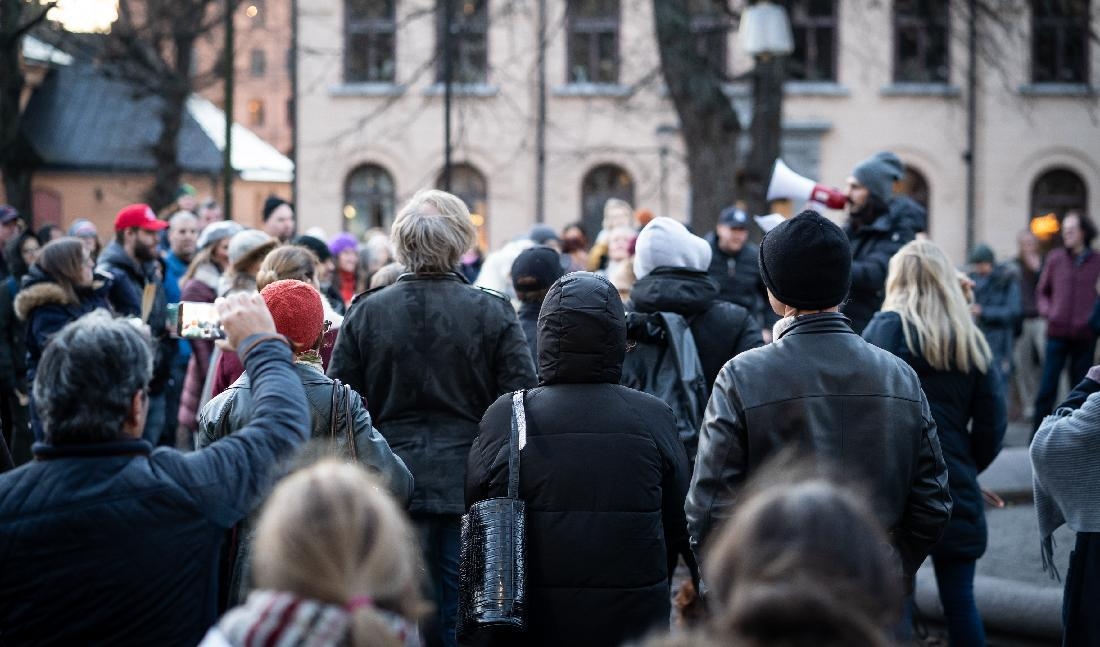 
Debattörerna menar att regeringen fattade beslut om långtgående inskränkningar på den lagstadgade personliga friheten baserat på ett felaktigt underlag. Bild från den första demonstrationen mot restriktioner i Stockholm, november 2020. Foto: Sofia Drevemo                                            