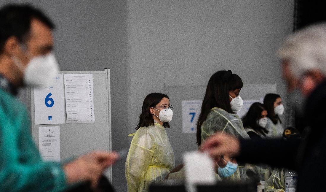 
Valarbetare bär personlig skyddsutrustning under valet i Lissabon, Portugal. WHO varnar nu för hälsoriskerna med det medicinska avfallet. Foto: Patricia De Melo Moreira/AFP via Getty Images                                            