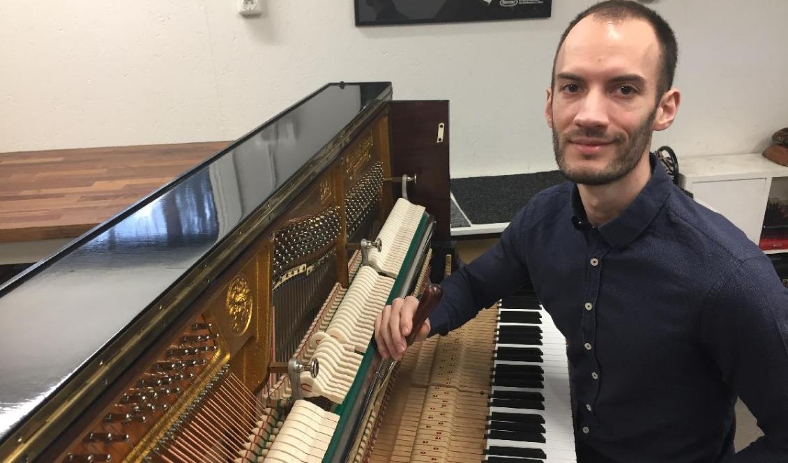 
Pianoteknikern William Brokvist i sin verkstad. Foto: Kristina I. Kleinert                                            