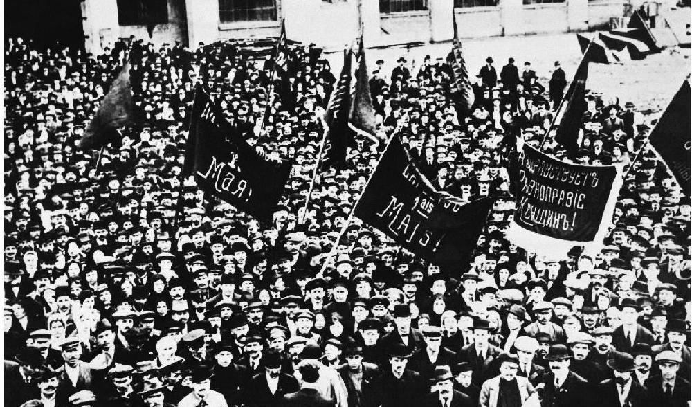 Foto taget 1917 på demonstrerande ryska arbetare i Kharkov under den ryska revolutionen. Efter revolutionen, innan Stalin tog makten experimenterade bolsjevikerna med sexuell frihet. Foto: ASS/AFP via Getty Images
