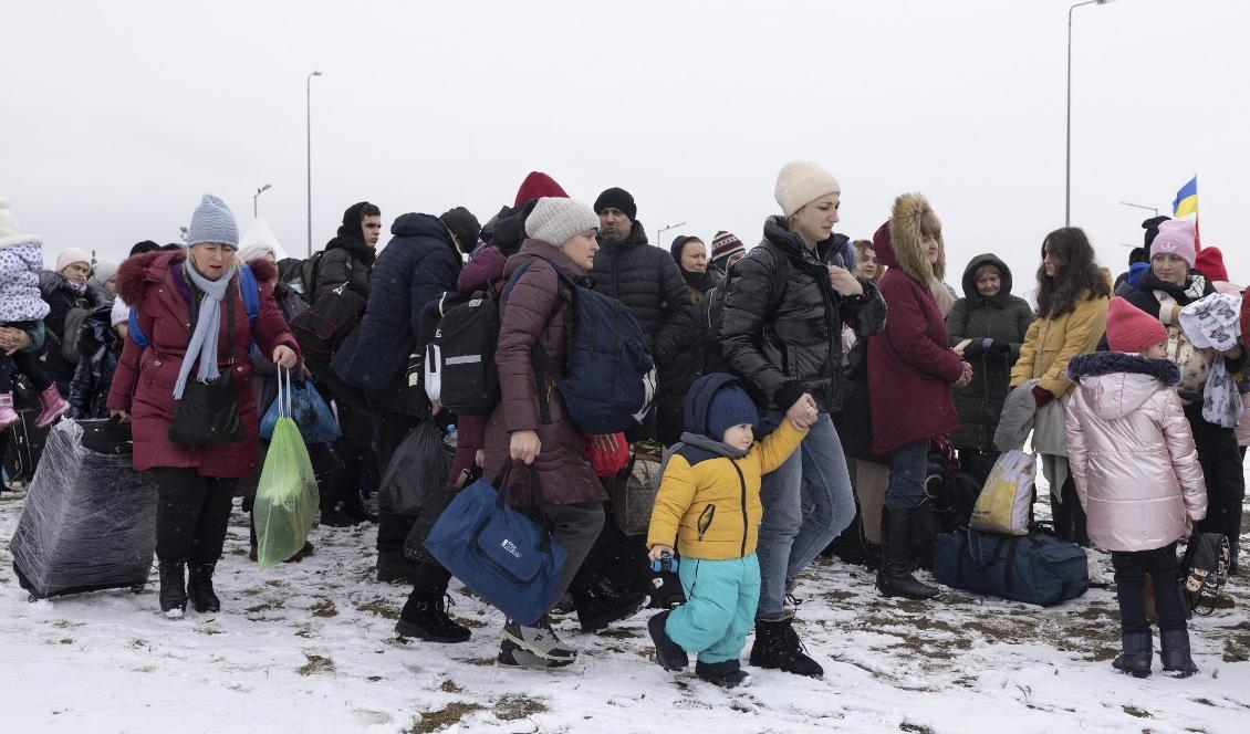 Ukrainska flyktingar flyr till Krakovets nära gränsen till Polen den 9 mars 2022. Foto: Dan Kitwood/Getty Images