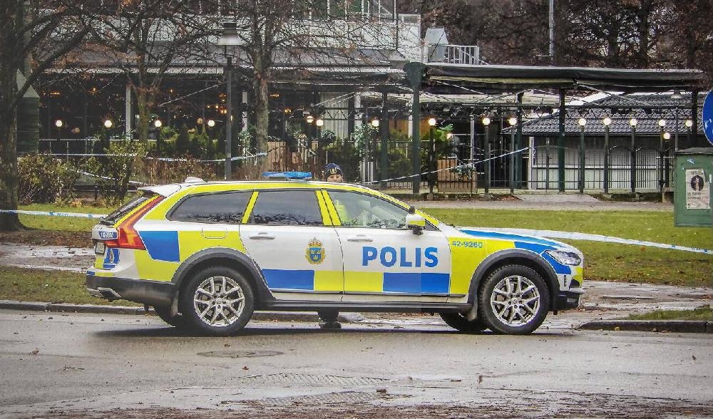

Polisen bevakar avspärrningen efter dubbelmordet utanför nattklubben Hugos i centrala Norrköping i december december 2019. Offren var ledare för mc-gänget No Surrender. Foto: Göran Jacobson                                                                                        