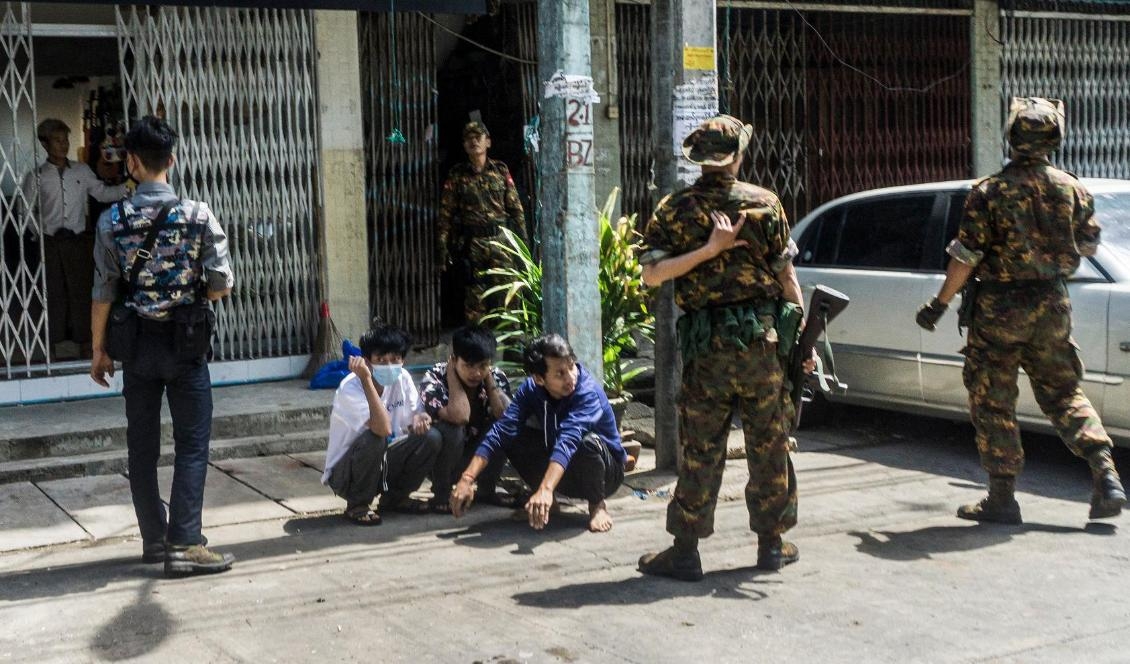 Säkerhetsstyrkor griper människor som deltog i en demonstration mot militärkuppen i Yangon den 7 maj 2021. Foto: STR/AFP via Getty Images