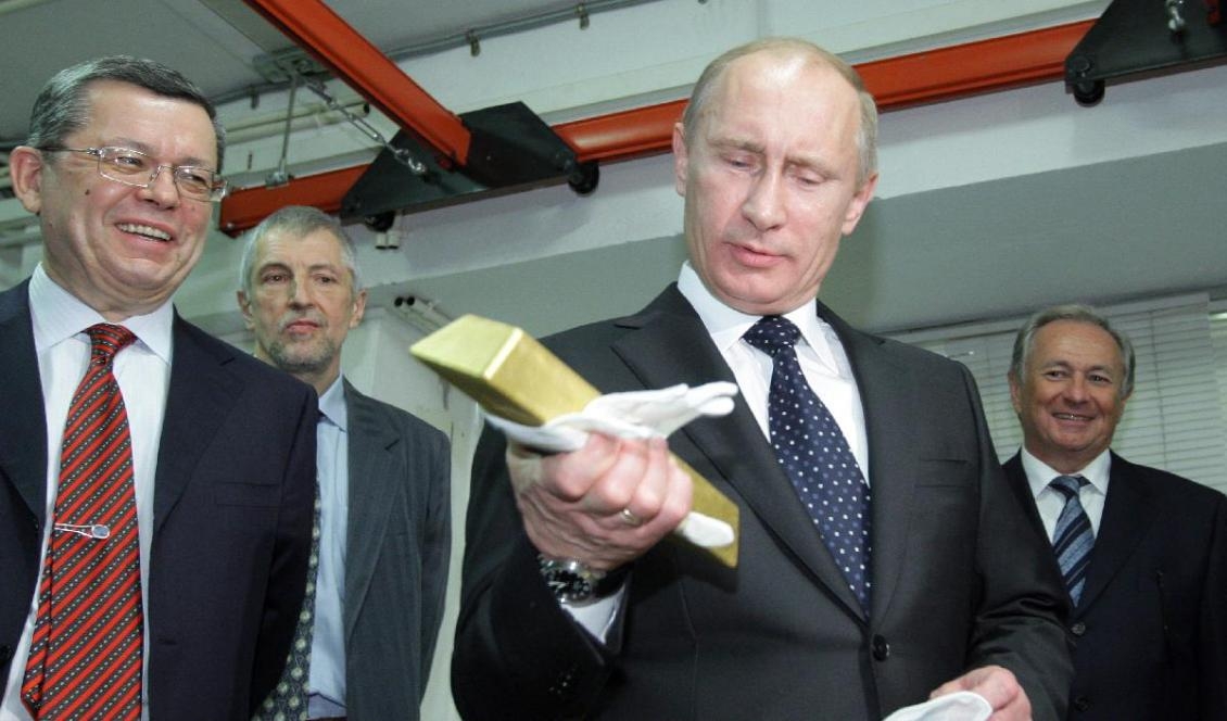 
Vladimir Putin håller i en guldtacka vid ett besök på Rysslands centralbank den 24 januari 2011 i Moskva. Ryssland kopplar nu rubelns värde till fysiskt guld. Foto: Alexsey Druginyn/AFP via Getty Images                                            