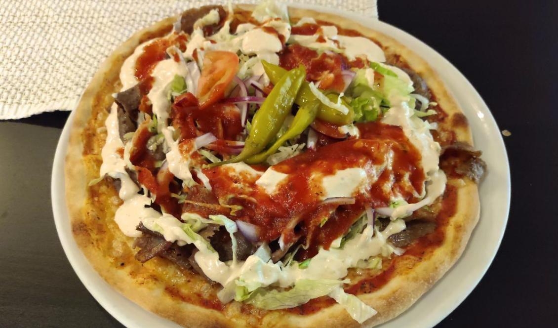 

Den svenskaste av pizzor, kebabpizzan, med de obligatoriska såserna, mix av mild och stark. En kaloribomb som mättar hela dagen. Glöm inte salladen. Foto: Emil Almberg                                                                                        