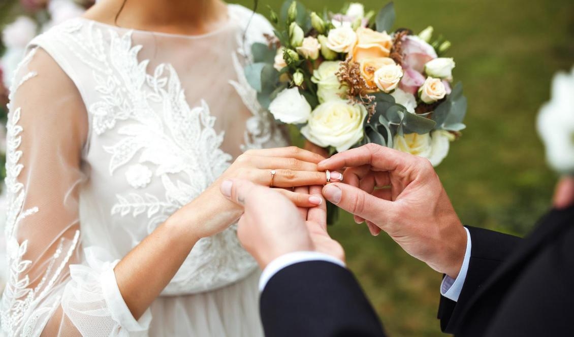 Se till att ansöka om hindersprövning i god tid om du och din partner tänkt gifta er i sommar. Pandemin har gjort att många väntat med att gifta sig och ansökningstiden hos Skatteverket är därför lång. Foto: Shutterstock