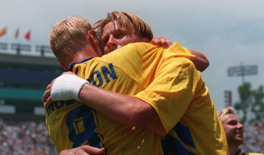 


Klas Ingesson kramar om sin lagkamrat Kennet Andersson efter att denne satt ett av sina mål i en av de spännande matcherna under fotbolls-VM 1994. Foto: Stephen Dunn/Getty Images                                                                                                                                    