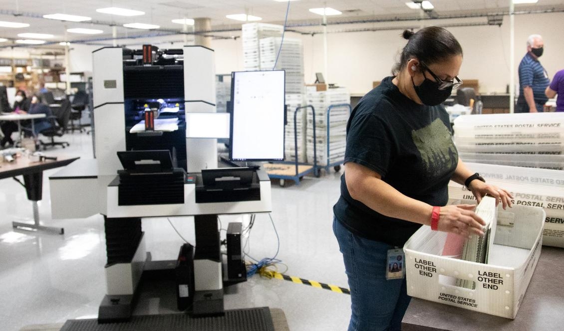 
En valarbetare i Maricopa County i Arizona räknar röstsedlar den 31 oktober 2020. Foto: Courtney Pedroza/Getty Images                                            