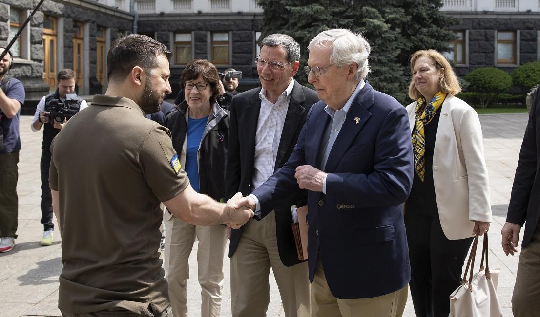 Volodymyr Zelenskyj hälsar på den amerikanska senatens minoritetsledare, republikanen Mitch McConnell, i Kiev. Foto: Ukrainas presidentkontor via AP/TT