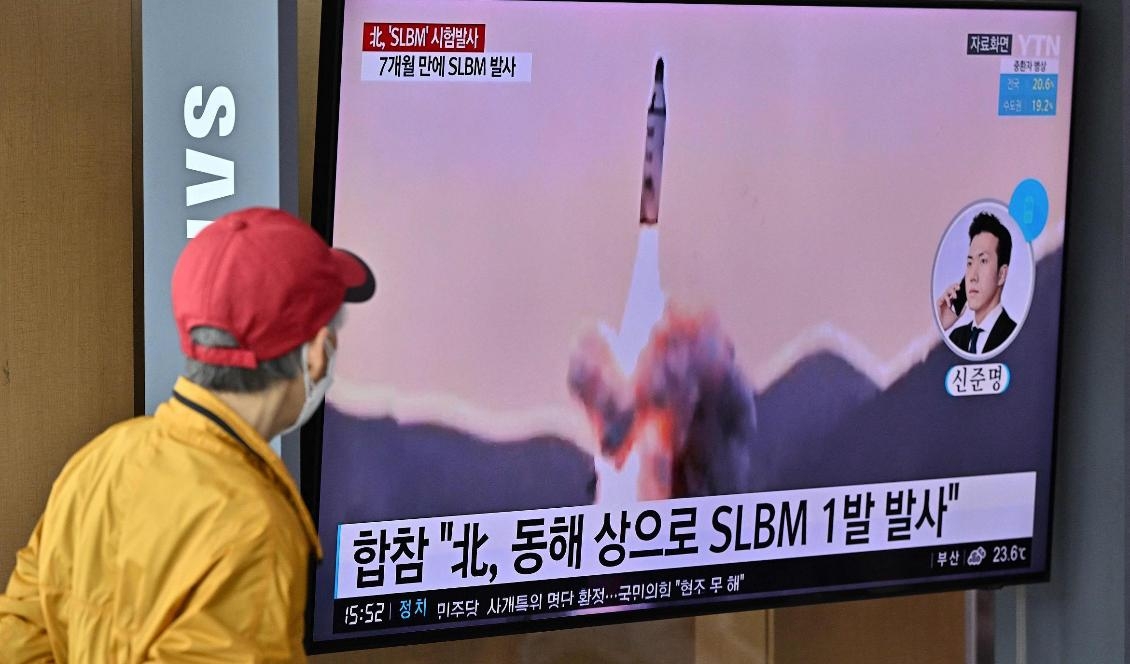 Nordkorea har avlossat robot från ubåt. Uppskjutningen följs av nyfikna i Sydkorea. Foto: Jung Yeon-Je/AP/TT