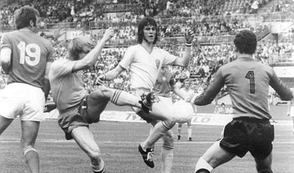 
Ralf Edström (i mitten) i samarbete med sin lagkamrat och radarpartner Roland Sandberg i en intensiv bollduell under VM-matchen mot Bulgarien 1974. Foto: CC-BY-SA 3.0                                            