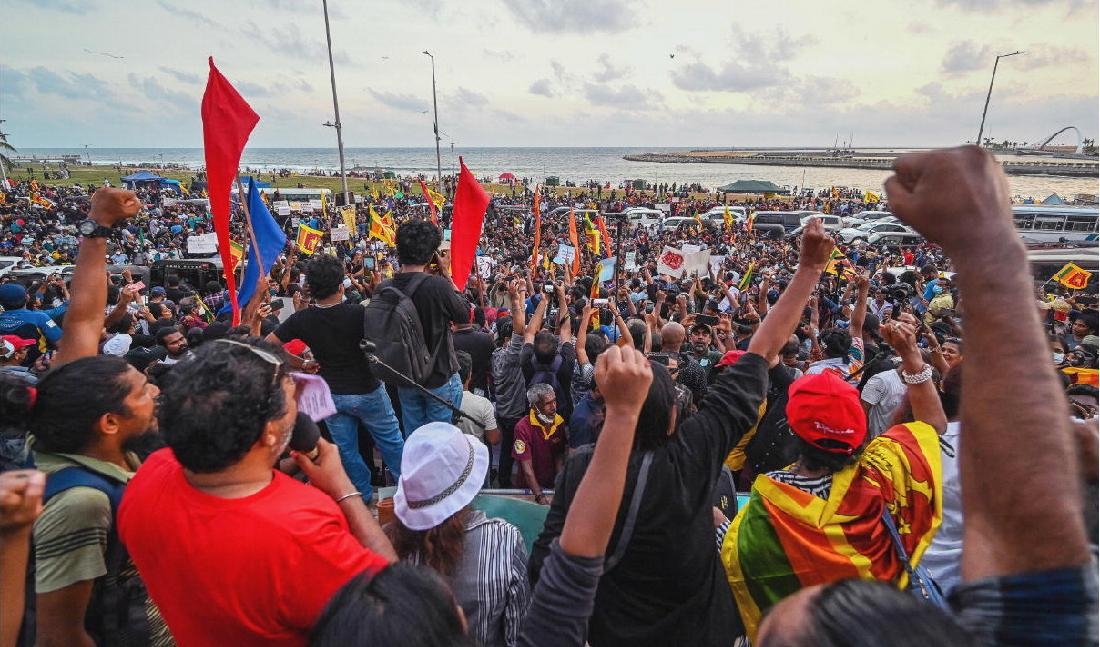 
Människor deltar i en demonstration i Sri Lankas huvudstad Colombo i protest mot regeringens hantering av den ekonomiska krisen i landet. Foto: Ishara S Kodikara/AFP via Getty Images                                            