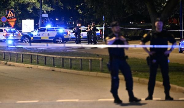 


Den grova kriminaliteten med narkotikabrott, skjutningar och sprängningar ökar kraftigt i Sverige och hör numera till vardagen i stora delar av landet. Foto: Johan Nilsson/TT

                                                                                                                                    