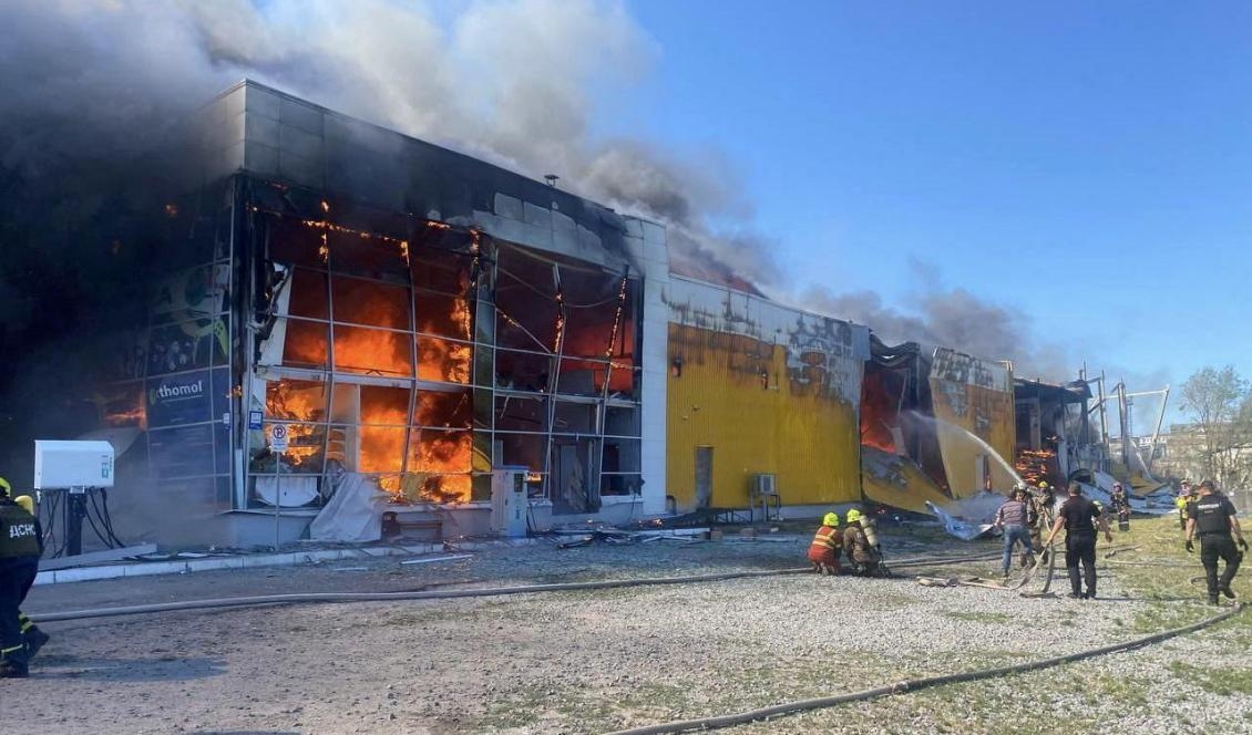 Köpcentret i Krementjuk står i lågor efter att ha träffats i en rysk attack. Foto: Governor of Poltava region Dmitr/Reuters/TT