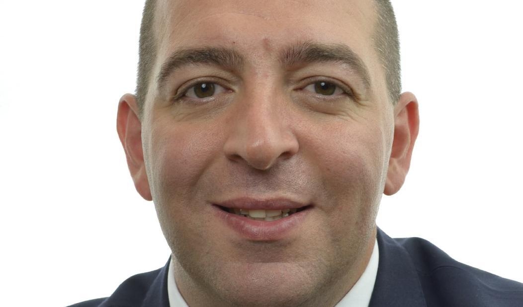 Roger Haddad anser att varken funktionsvarierade eller nyanlända i dag får det stöd de behöver hos Samhall. Foto: Riksdagen