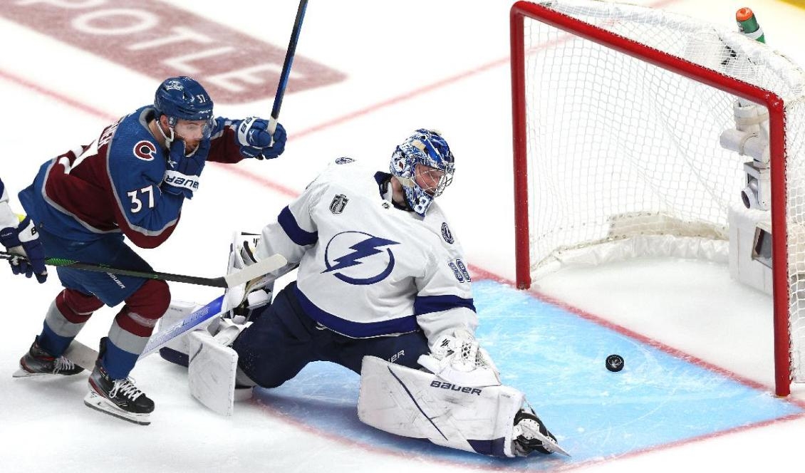 


Colorados svenske spelare André Burakovsky sätter det avgörande 4–3-målet bakom Lightnings målvakt Andrei Vasilevsky i den första finalmatchen.
Avalanche körde över Floridalaget på ett närmast förnedrande sätt. Foto: Harry How/Getty Images                                                                                                                                    