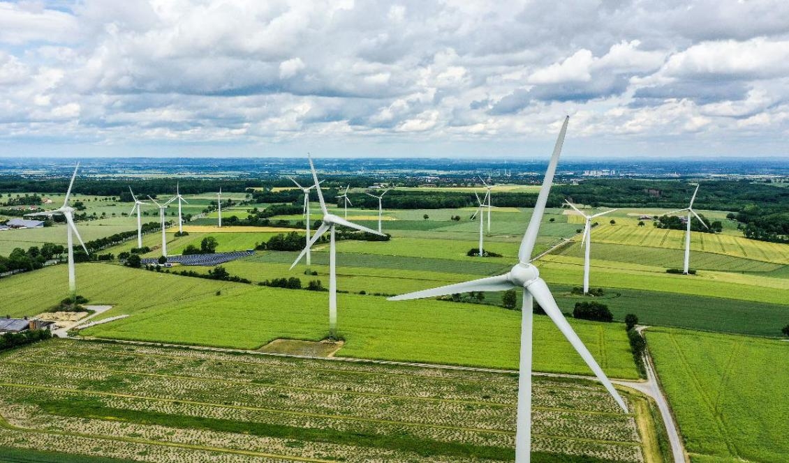 


Vindkraftverk utanför Warstein i Tyskland. En ny studie visar ett stort behov av nya lösningar och kostnadsmodeller för återvinning av turbinbladen. Foto: Ina Fassbender/AFP via Getty Images                                                                                                                                    