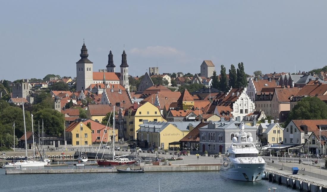 Hemester, eller att semestra hemma i Sverige, verkar vara en trend som håller i sig efter pandemiåren. Visby och Gotland lockar många svenska semesterfirare. Foto: Fredrik Sandberg/TT