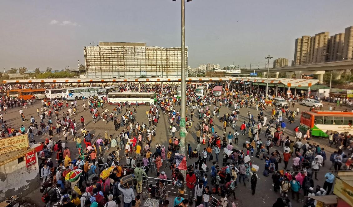 
Människor i New Delhi i Indien den 19 april 2021. Indien väntas gå om Kina som världens mest folkrikaste land under 2023. Foto: Jalees Andrabi/AFP via Getty Images                                            