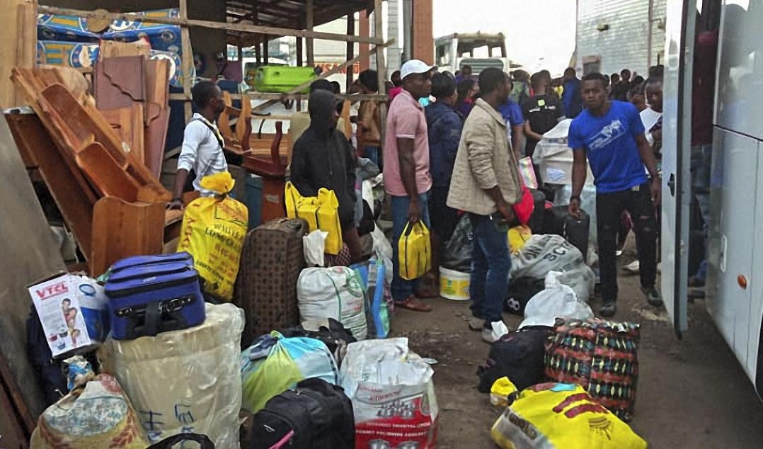 
Flyktingar från oroligheterna i västra Kamerun anländer till bussterminalen i staden Buea. Foto: Stringer/AFP via Getty Images                                            