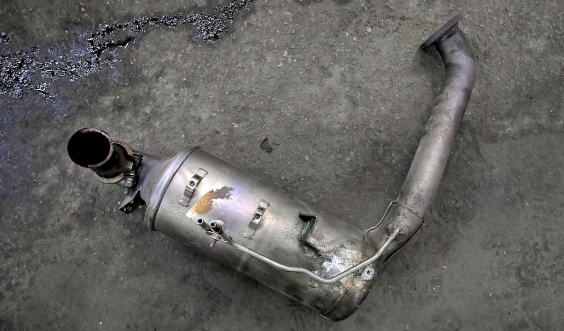 
Katalysatorer som har till uppgift att rena avgaserna från bensindrivna bilar har blivit begärliga stöldobjekt då de innehåller värdefulla ädelmetaller. Enbart under förra året ökade stölderna av katalysatorer med 140 procent. Foto: Janerik Henriksson/TT                                            