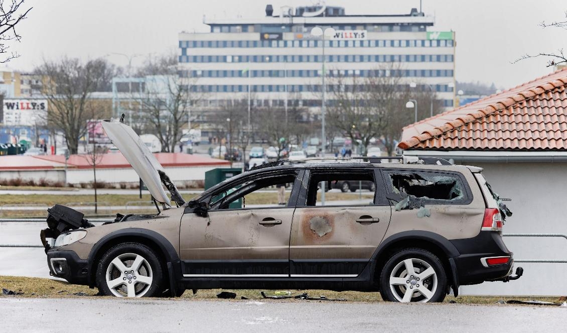 
På bilden syns en utbränd civilpolisbil i Skäggetorp i Linköping efter vandaliseringar i samband med att den dansk-svenske politikern Rasmus Paludan hade för avsikt att hålla en manifestation. Foto: Stefan Jerrevång/TT                                            