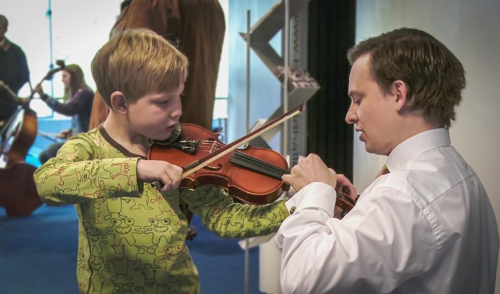 


Lärarförbundets nya rapport ”Döden för det svenska musikundret?” visar att arbetsmiljöproblemen i kulturskolan är allvarliga. Foto: Bilbo Lantto                                                                                                                                    