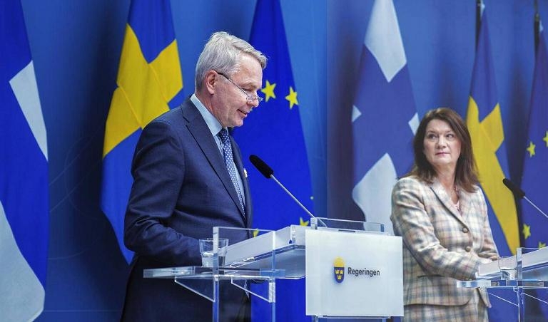 


Utrikesministrarna Pekka Haavisto och Ann Linde har undertecknat ett Nato-avtal med Turkiet. För kurderna i i Sverige är konsekvenserna osäkra. Foto: Frida Drake/Utrikesdepartementet                                                                                                                                    