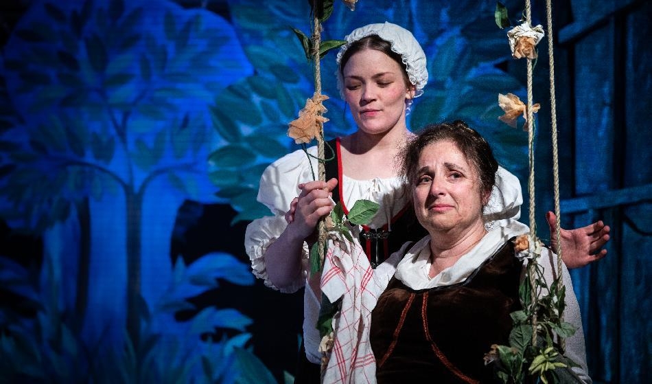


Caroline Rauf som Ulla och Amanda Kilpeläinen Arvidsson som Anna-Britta i pjäsen Haren och Vråken vid Stadra Teater. Foto: Dragan Popovic                                                                                                                                    